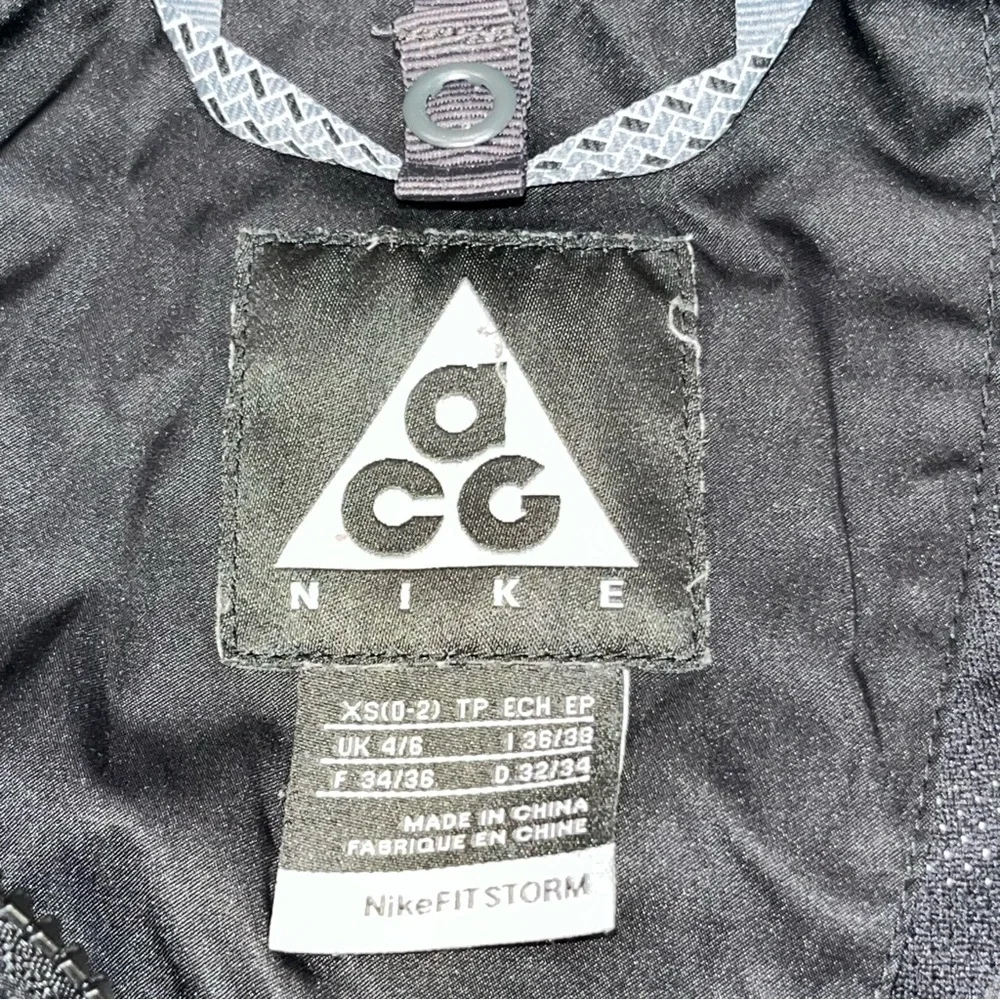 Nike ACG Nike Fit Storm Black Satin Waterproof Jacket Women’s size XS